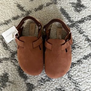 Zara Toddler clogs. NWT. Size 23/6.5. Tan color. Sherpa footbed.